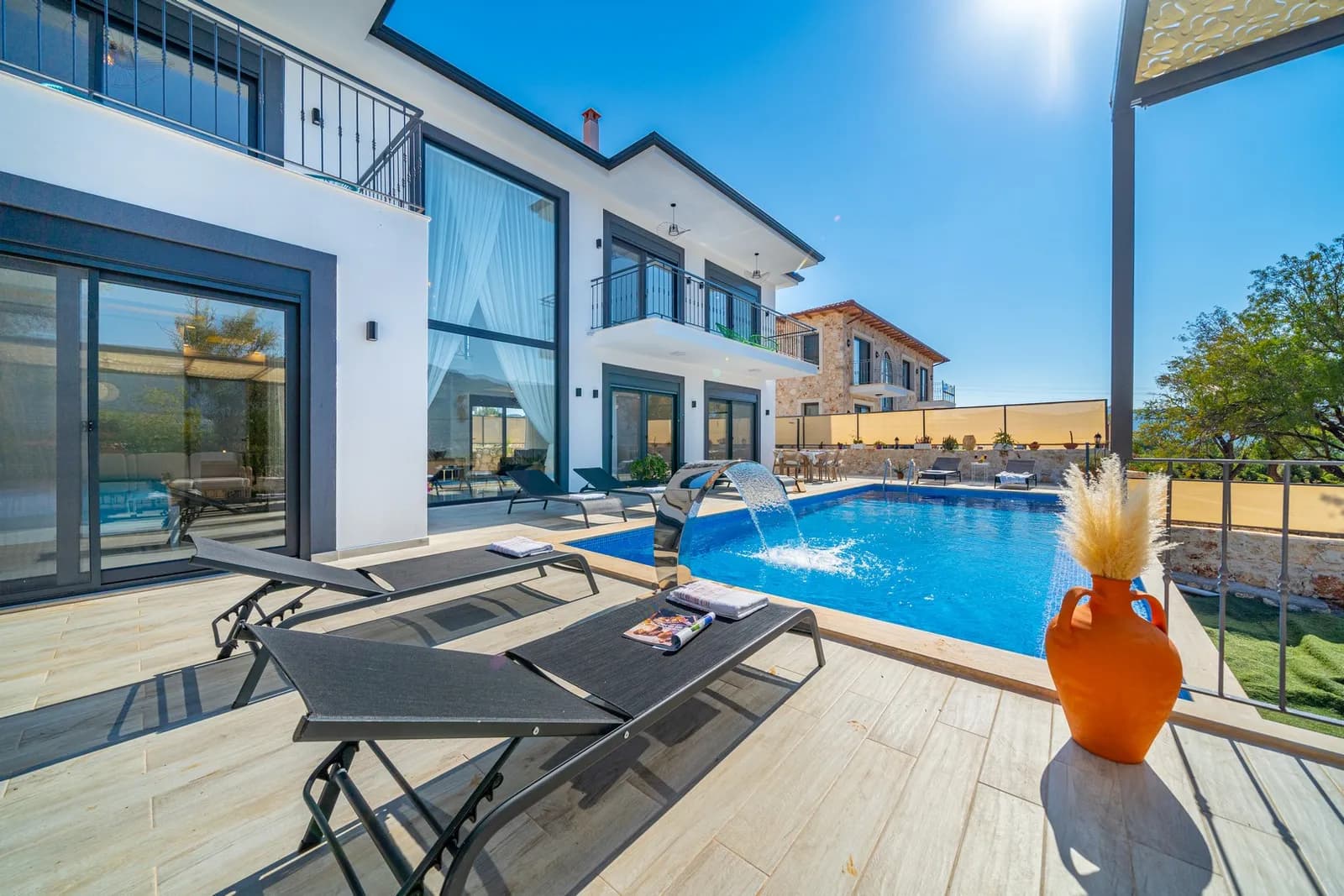 Villa Akçeeniş, Kaş — muhafazakâr villa