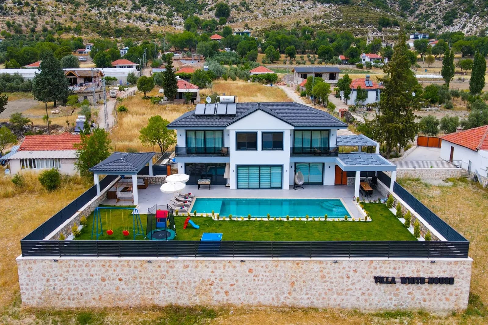 Villa Beyaz Saray, Kaş — muhafazakâr villa