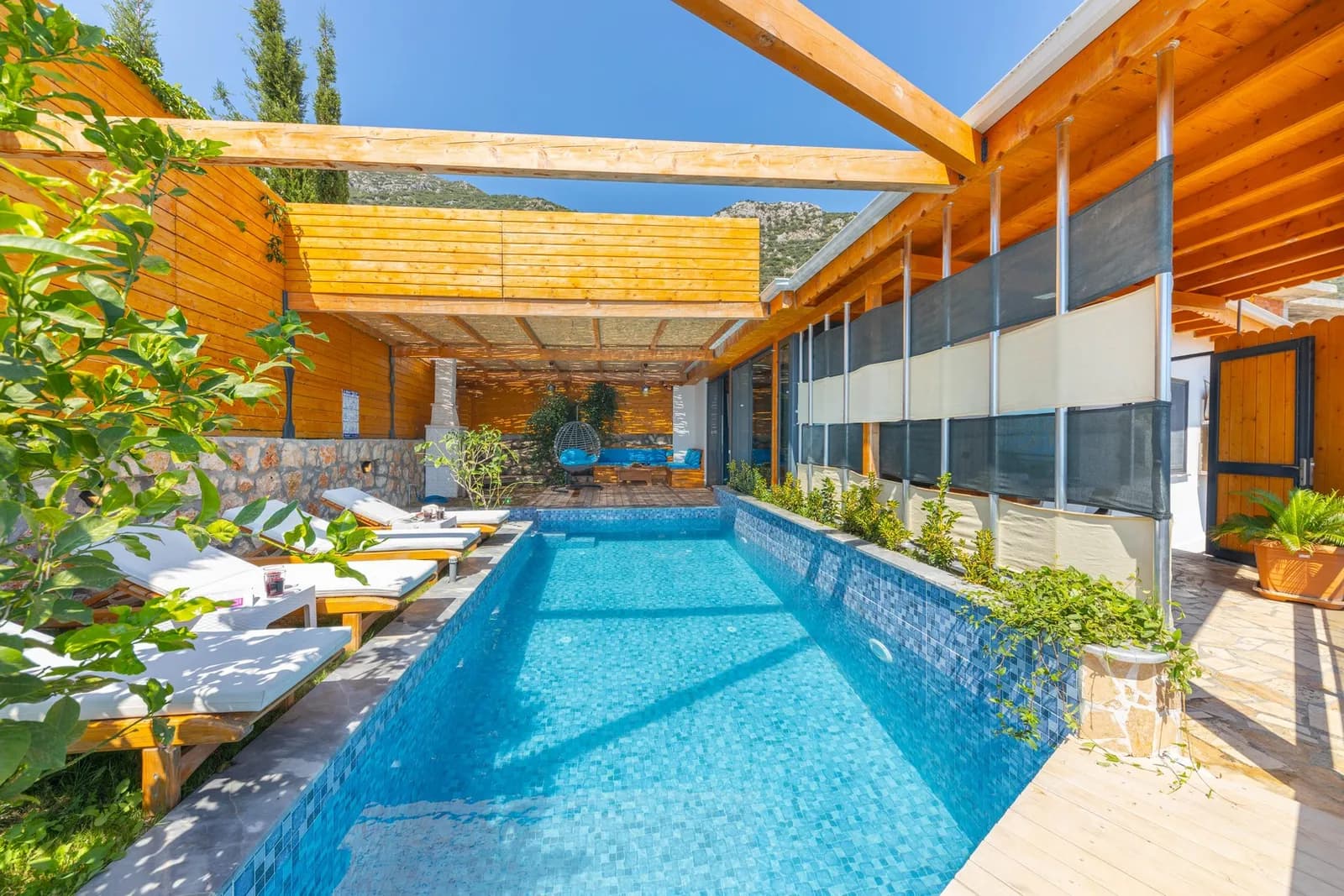 Villa Dacron, Kaş — muhafazakâr villa
