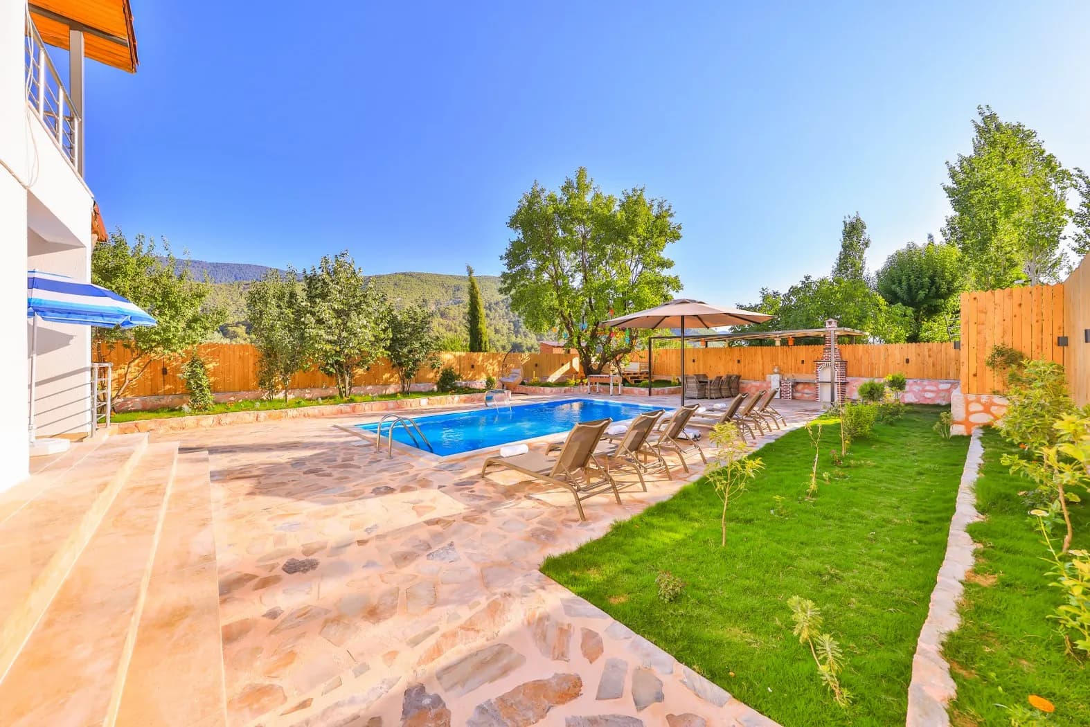 Villa Doktor, Kaş — muhafazakâr villa