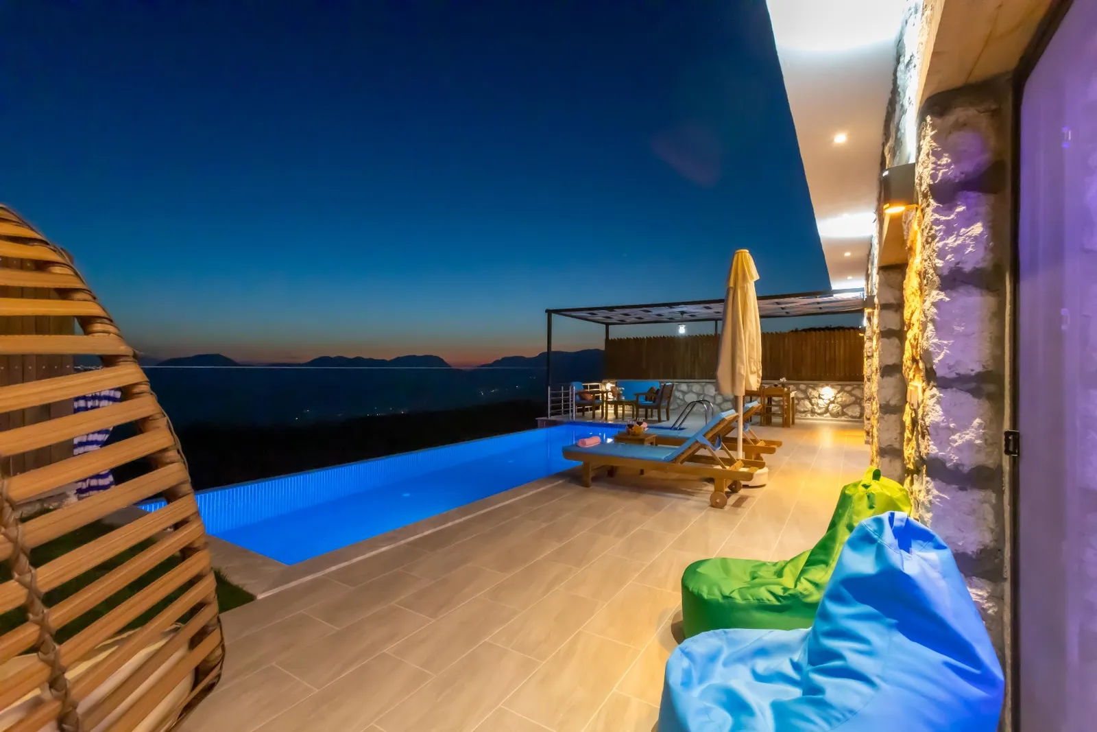 Villa Günbatımı Çavdır, Kaş — muhafazakâr villa