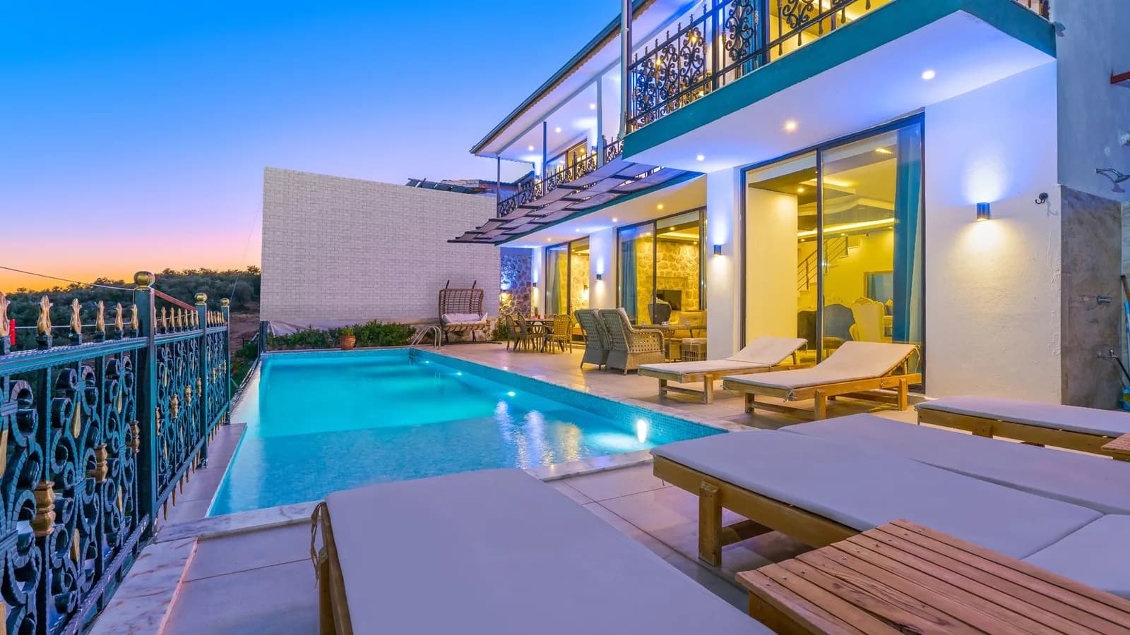 Villa İnönü, Kaş — muhafazakâr villa