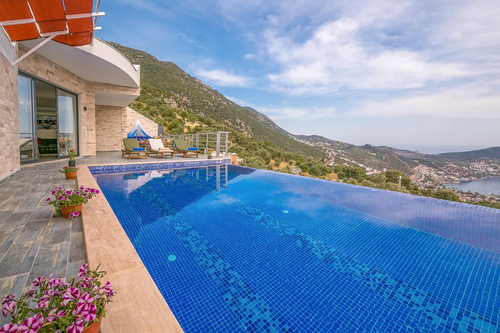 Villa İstanbul, Kaş — muhafazakâr villa