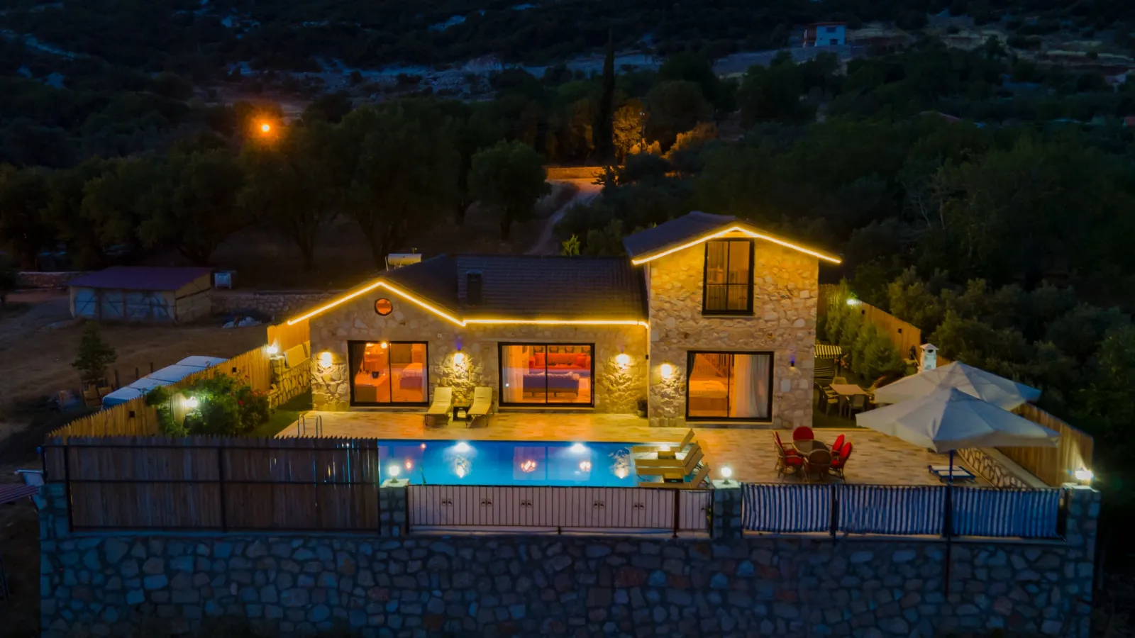 Villa İzabella Sarıbelen, Kaş — muhafazakâr villa