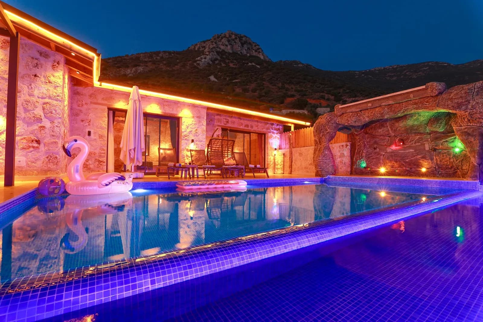 Villa Jung, Kaş — muhafazakâr villa