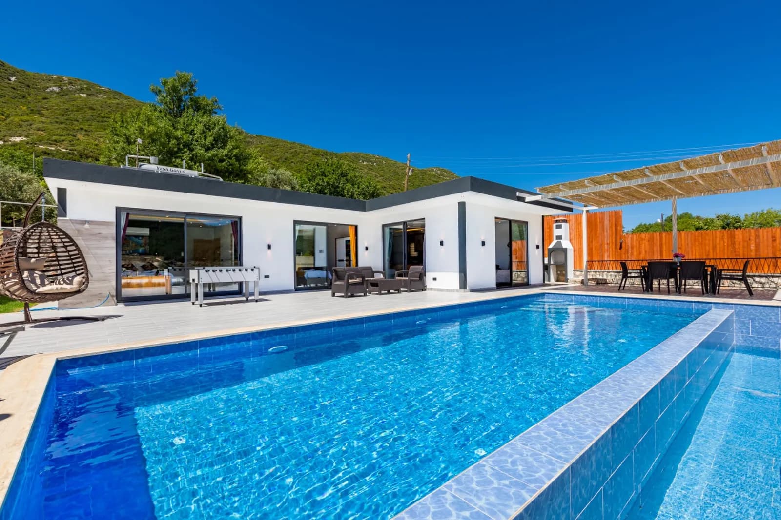 Villa Lidya, Kaş — muhafazakâr villa