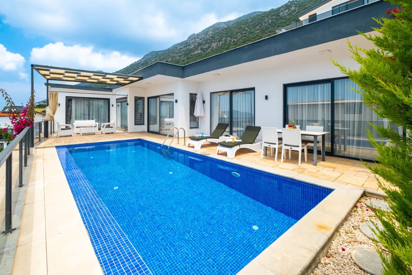 Villa Maydo, Kaş — muhafazakâr villa