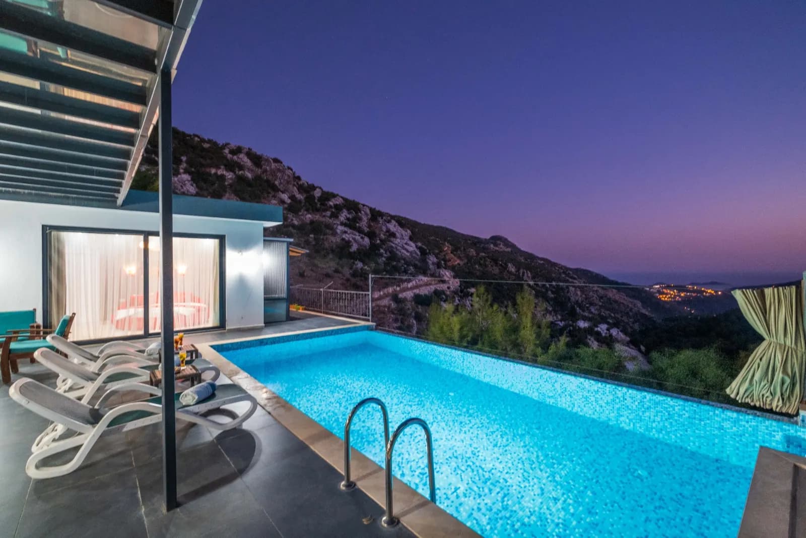 Villa Nehironce, Kaş — muhafazakâr villa
