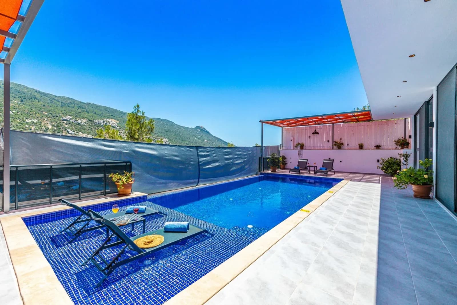 Villa Neon, Kaş — muhafazakâr villa