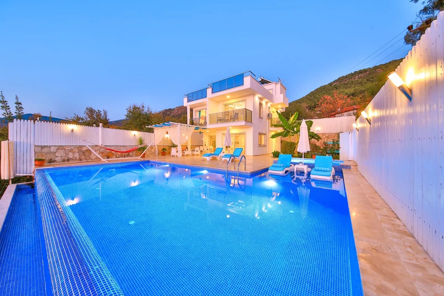 Villa Özge Üzümlü, Kaş — muhafazakâr villa
