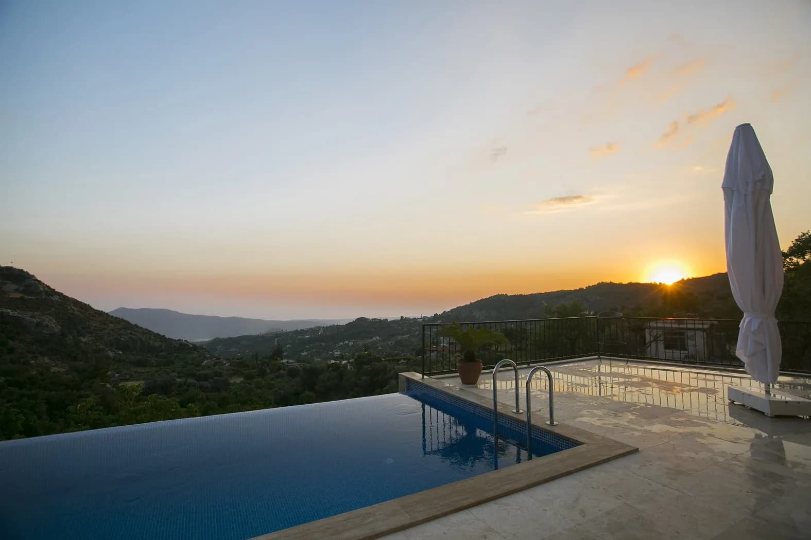 Villa Şakir, Kaş — muhafazakâr villa