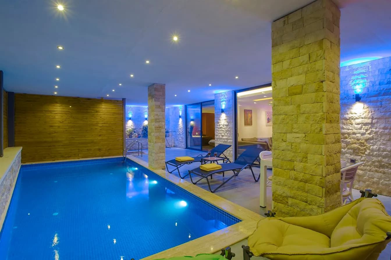 Villa Tarz Kördere, Kaş — muhafazakâr villa