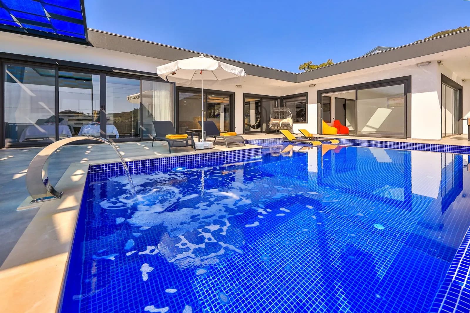 Villa Teyyer Lüx, Kaş — muhafazakâr villa