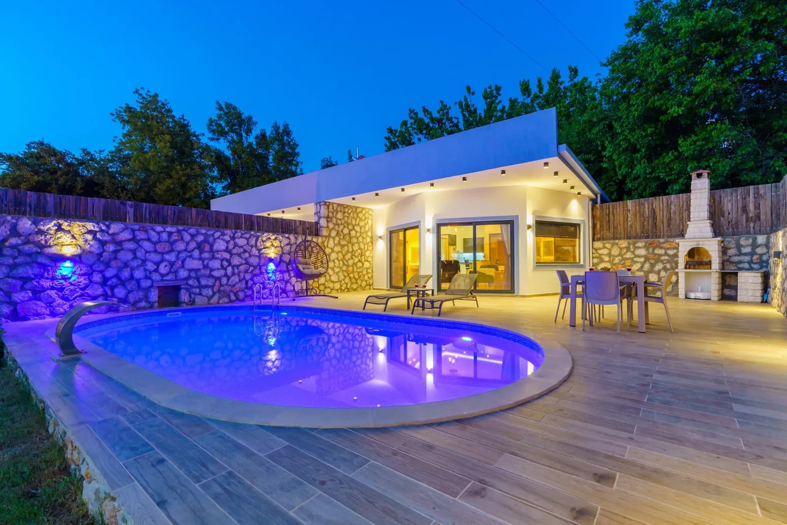 Villa Yek Balayı, Kaş — muhafazakâr villa